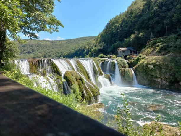beautiful view of the strbacki buk waterfall in croatia -  štrbački buk waterfall  stockfoto's en -beelden