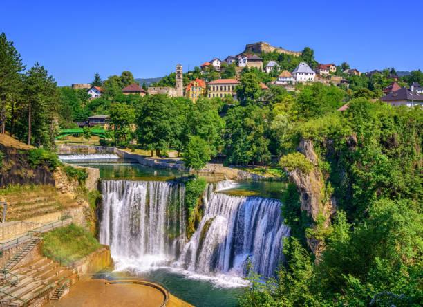 jajce town and pliva waterfall, bosnia and herzegovina - pliva waterfall  stockfoto's en -beelden